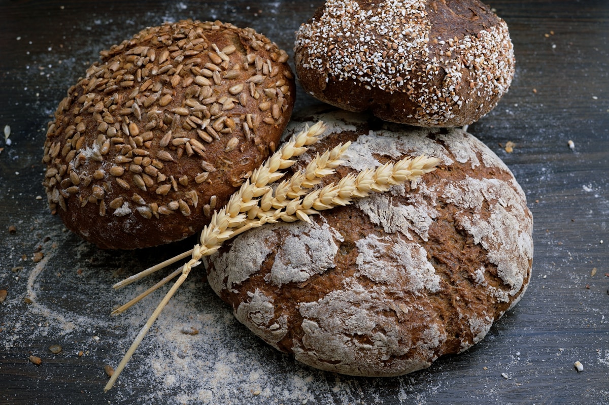 Frische Backwaren und Kuchen an der Backstuben-Theke