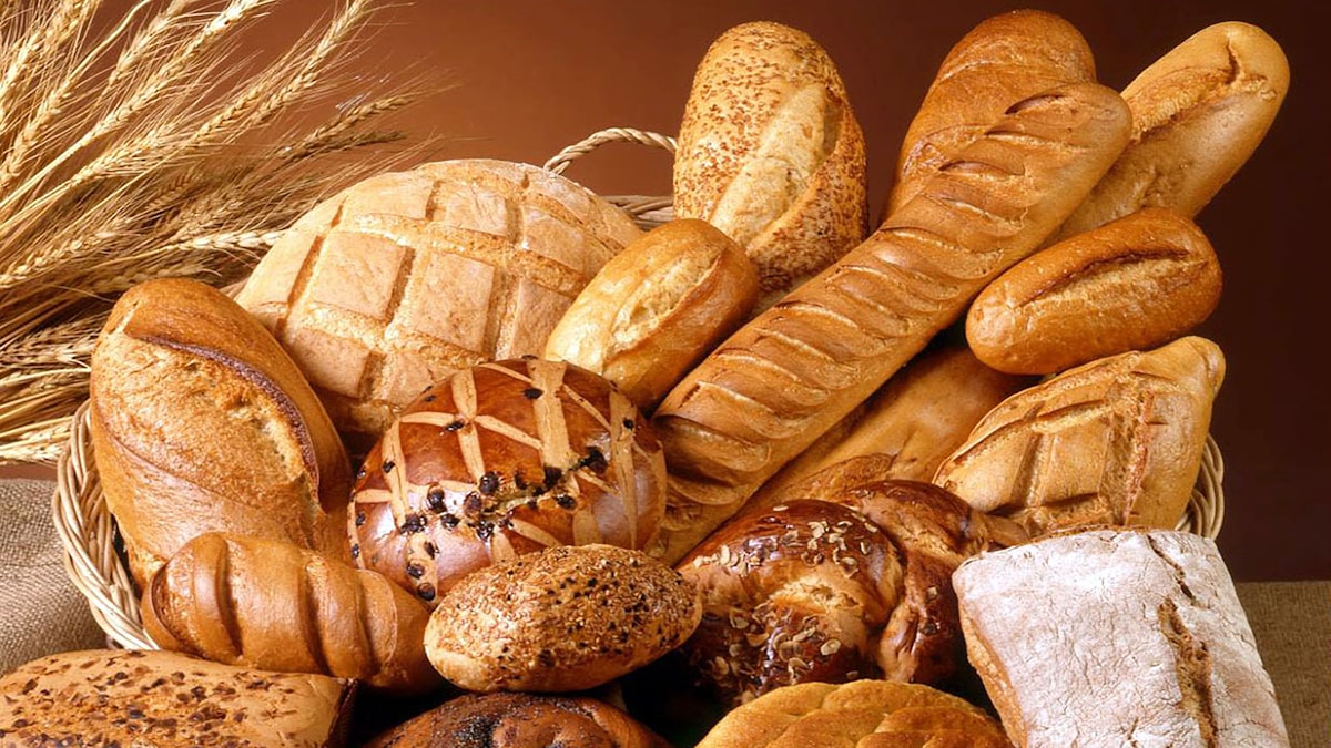 Frisch gebackene Gipfeli und Croissants auf dem Tablett