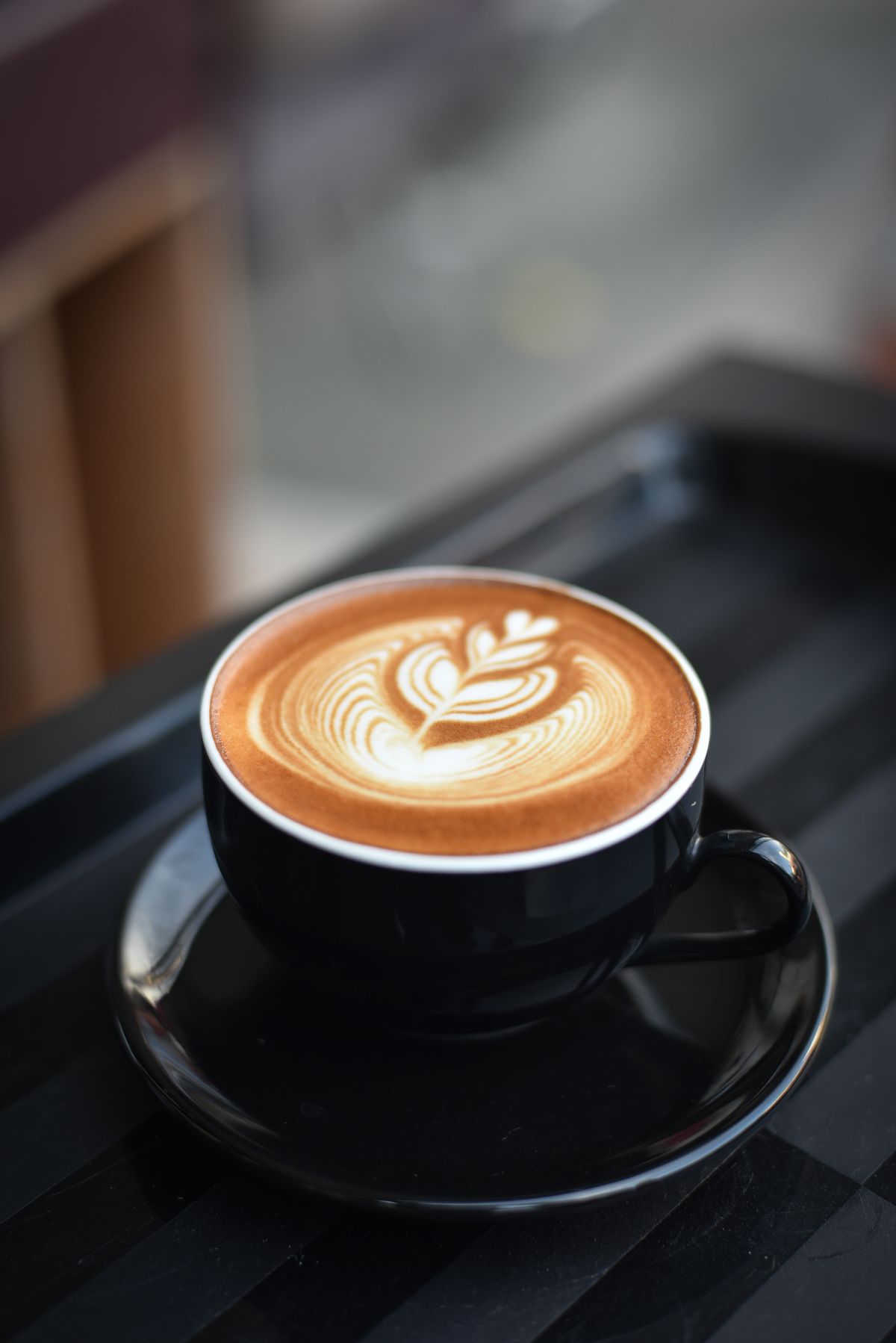 Kaffee zum Mitnehmen in Mehrwegbecher an der Theke